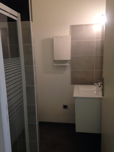 Bathroom 3, Hotel-Restaurant Du Port, Hérault