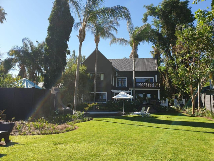 Others 5, Le Must Residence, Siyanda