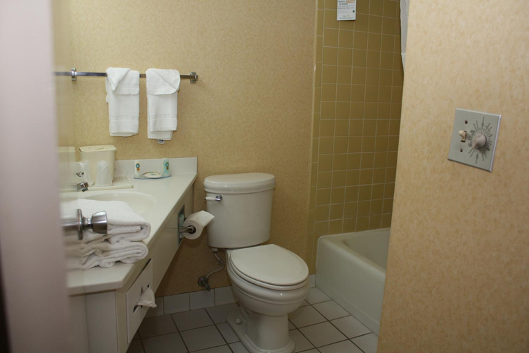 Bathroom 4, Quality Inn Shenandoah Valley, Shenandoah