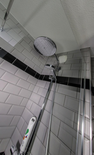 Bathroom 4, ibis Styles Clermont-Ferrand République, Puy-de-Dôme