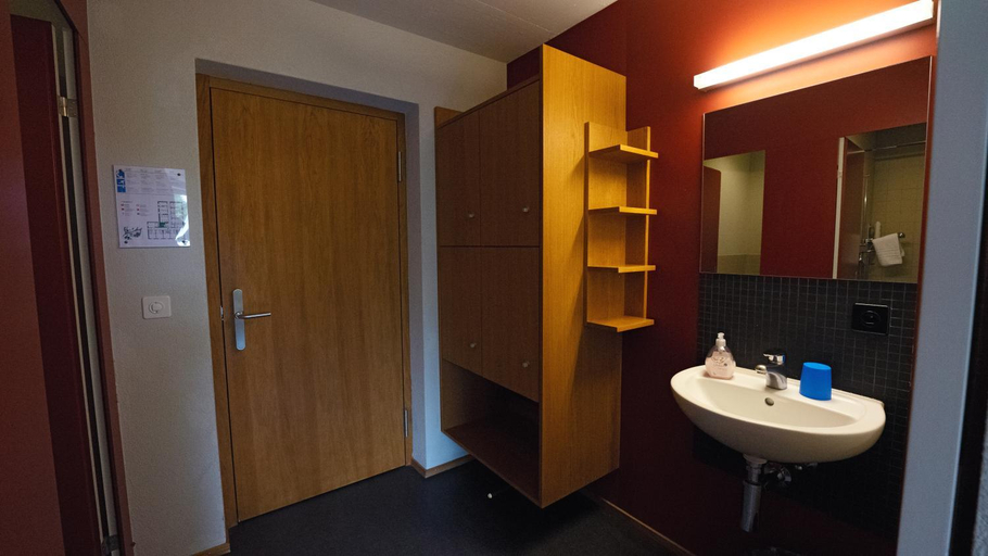 Bathroom 4, Valbella-Lenzerheide Youth Hostel, Albula