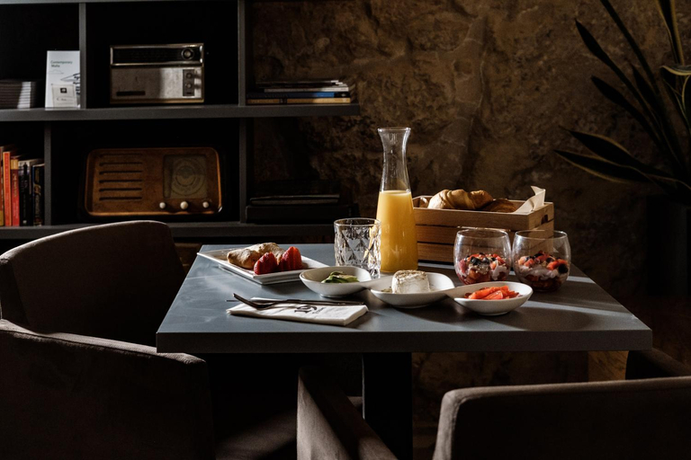 Food & Drinks 5, 19 ROOMS