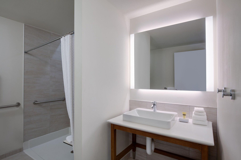 Bathroom 18