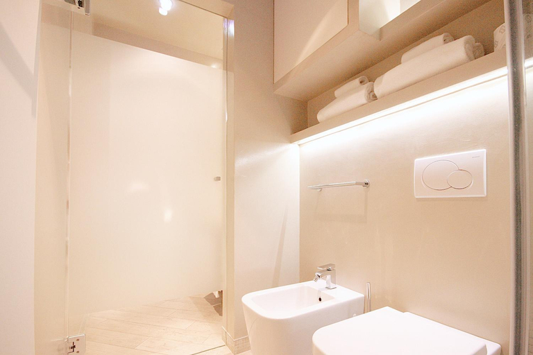 Bathroom 3, Le Nuove Cadreghe Apartments, Verona