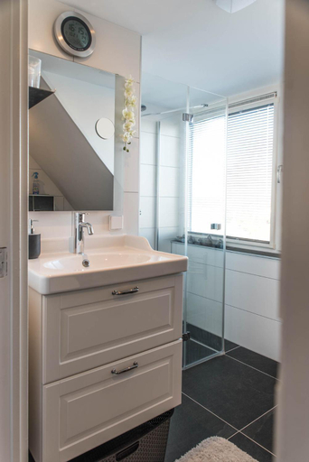 Bathroom 3, B&B 'Four Seasons', Den Helder