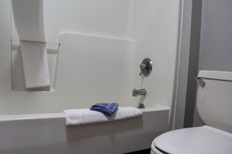 Bathroom 4, New Victorian Inn & Suites-Norfolk, Madison