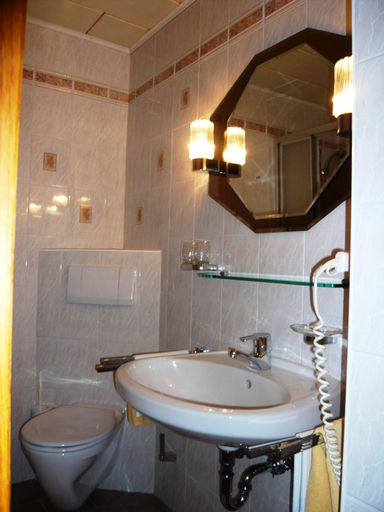 Bathroom 2, Fruhstuckspension Seeblick, Salzburg Umgebung