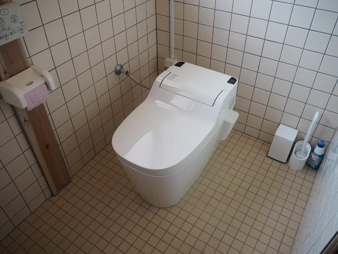 Bathroom 5, Guest House & Beach Cafe fuego, Hyūga