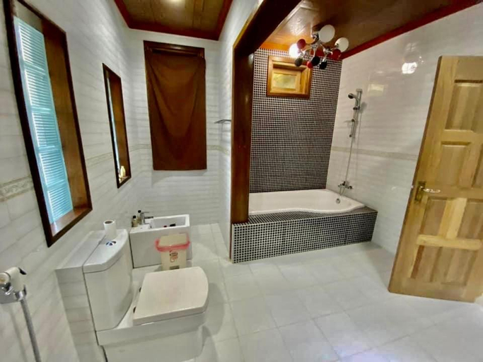 Bathroom 2, Endhaa Divers Home “Happiest Place on Earth”