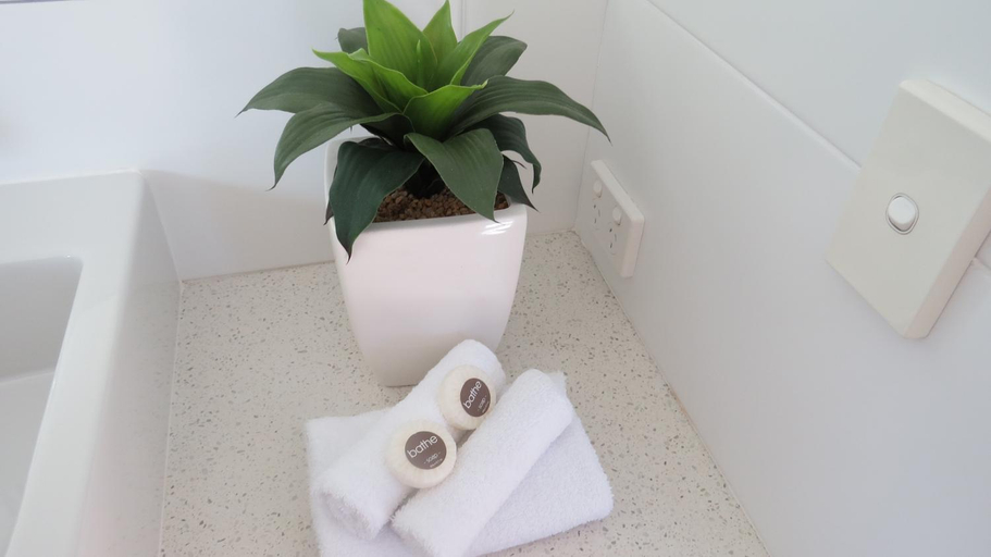 Bathroom 4, Bayview Beachfront Apartments- in town right on the beach, Byron