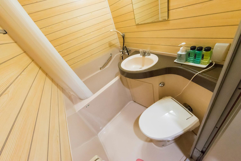 Bathroom 2, Awara Grand Hotel, Awara