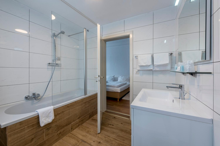 Bathroom 3, Parkhotel Atlantic, Heidelberg