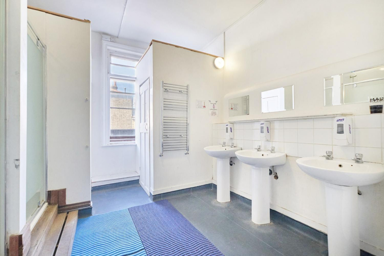 Bathroom, Hootananny Hostel, London