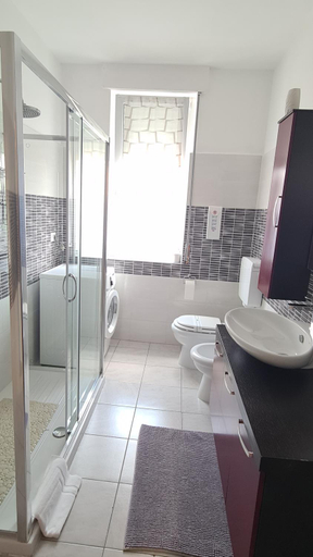 Others 5, B&B Regina, Varese