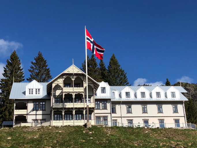 Exterior & Views