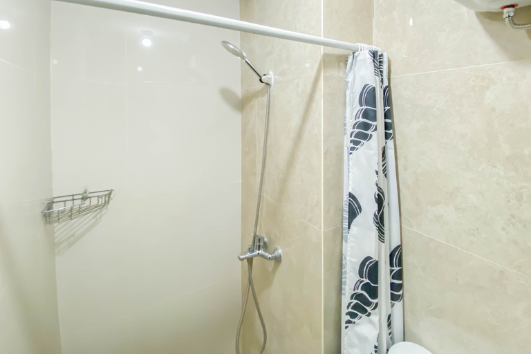 Bathroom 5, Cozy and Strategic Studio at Transpark Cibubur Apartment By Travelio, Depok