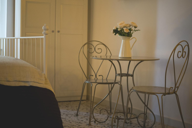 Bedroom 2, Elegant B&B Il Vicolo storico, Salerno