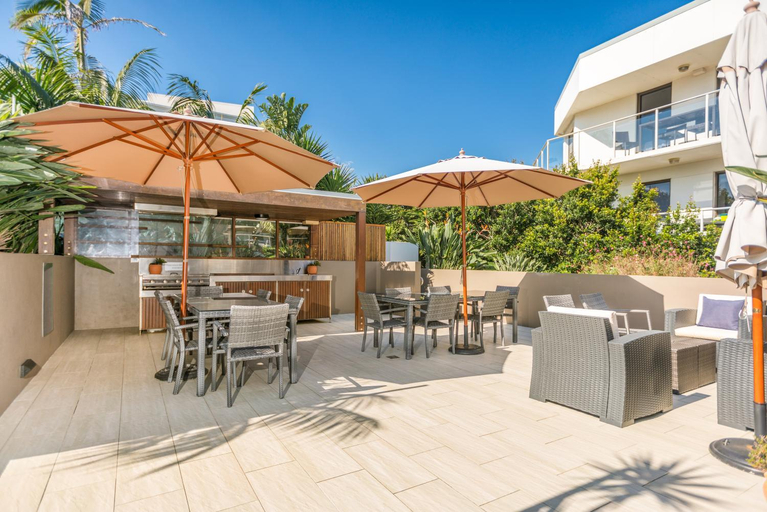 Food & Drinks 5, Bayview Beachfront Apartments- in town right on the beach, Byron