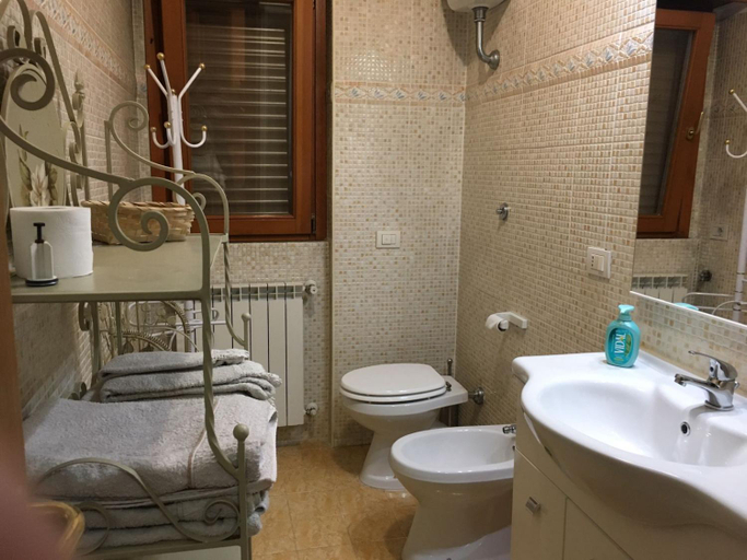 Bathroom 5, L'affittacamere nel parco "Appia Antica", Rome