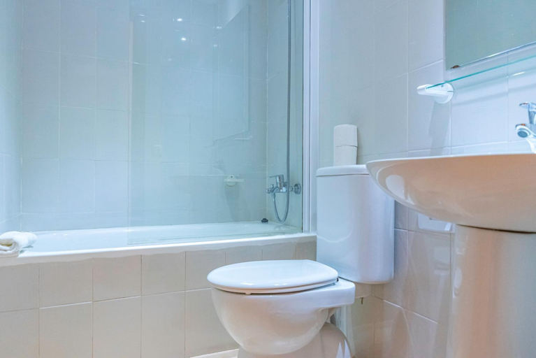 Bathroom 3, Aptos. Comte d´Empuries, Girona