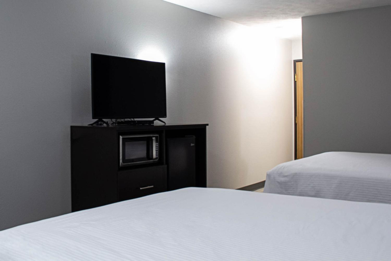 Bedroom 3, New Victorian Inn & Suites-Norfolk, Madison