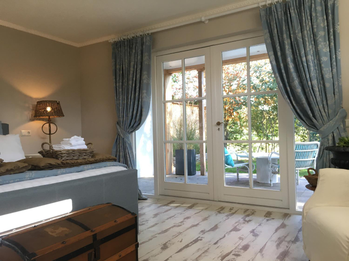 Others 5, De Vijverkamer-----prive diner op de kamer mogelijk!!, Hoogeveen