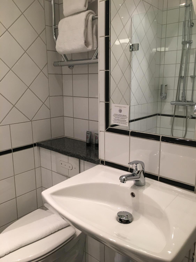 Bathroom 3, Mayfair Hotel Tunneln, Malmö