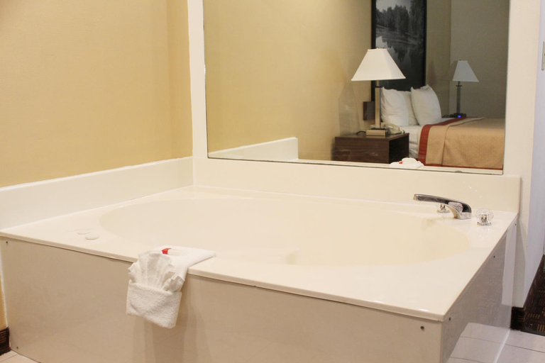 Bathroom 4, Super 8 by Wyndham Three Rivers, Saint Joseph
