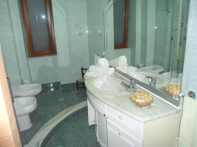 Bathroom 5, H.ave, Napoli