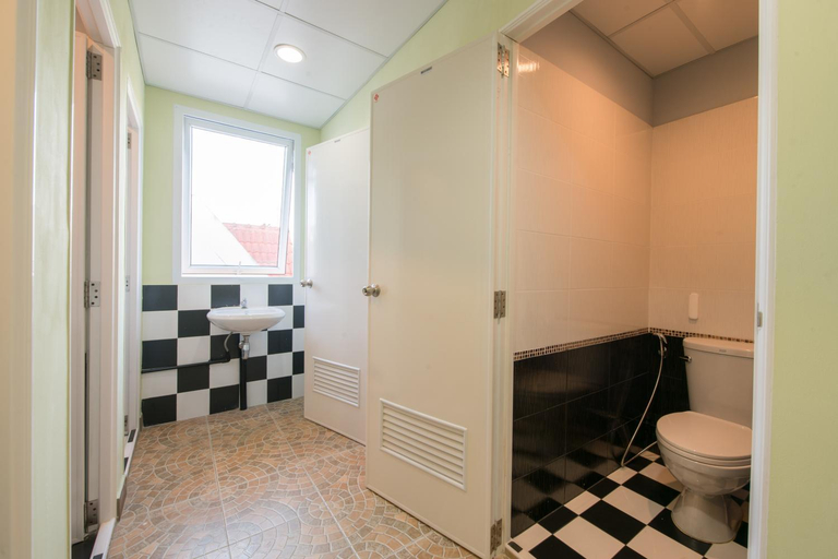 Bathroom 4, Sindy Hostel, Pattaya