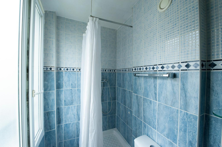 Bathroom 4, Hotel du Globe 18, Paris