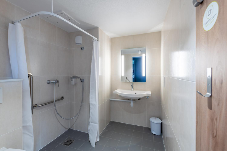 Bathroom 4, B&B Hotel Bordeaux Centre Gare Saint-Jean, Gironde