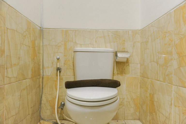 Bathroom 5, Best Homey and Strategic Studio at Bellezza Apartment By Travelio, Jakarta Selatan