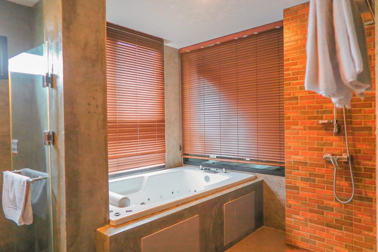 Bathroom 11