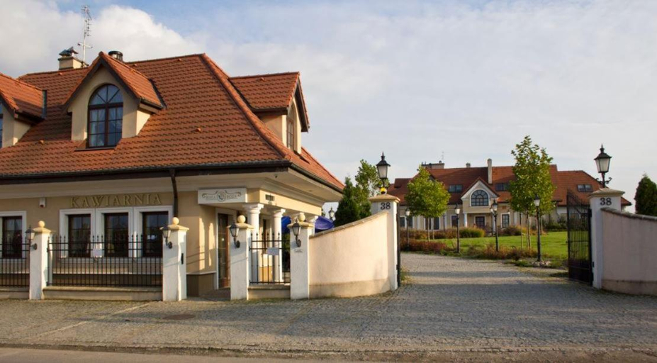 Others 4, DWOR POD ROZAMI, Środa Śląska