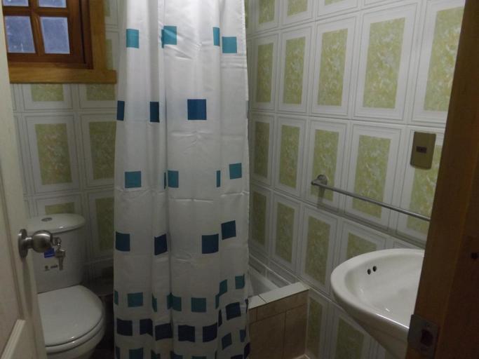 Bathroom, Hostal Robinson, Aisén
