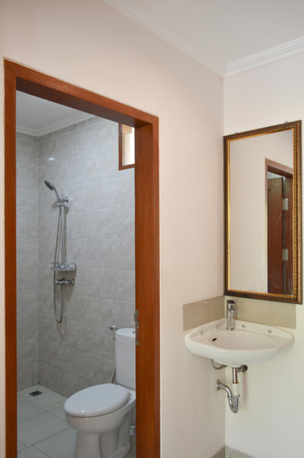 Bathroom 3, D'Gung Bencingah Room, Klungkung