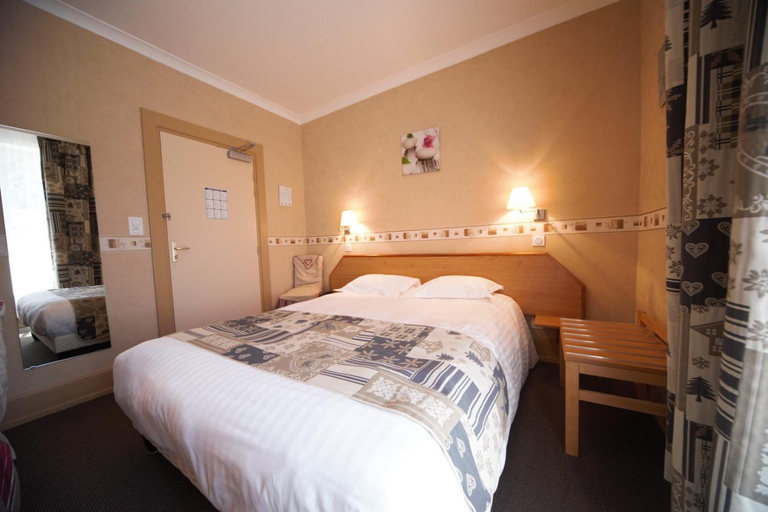 Bedroom 5, Hotel Le Bellevue, Doubs