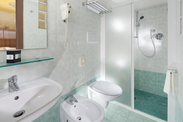 Bathroom 4, Hotel Buona fortuna, Rimini