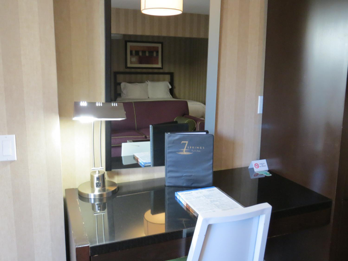 Bedroom 3, 7 Springs Inn & Suites, Riverside