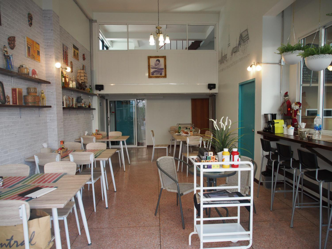 Food & Drinks 2, Sriyanar Place, Dusit