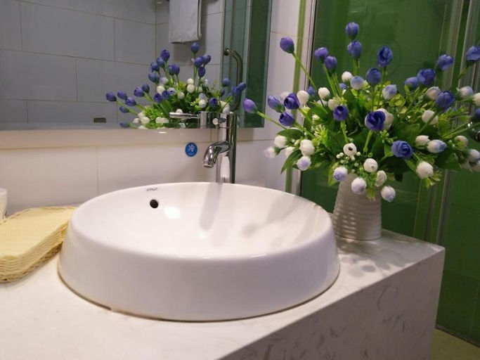 Bathroom 3, GreenTree Inn Hainan Tibetan autonomous prefecture Gonghe County Express Hotel, Hainan Tibetan