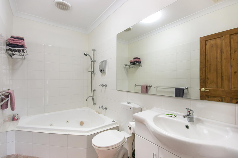 Bathroom 4, Coranda Lodge, Armadale