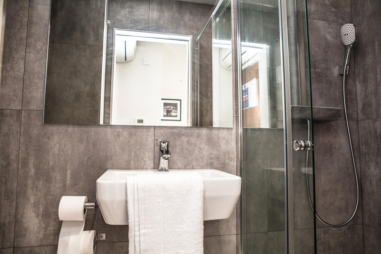Bathroom 4, The Tudor Inn Hotel, London