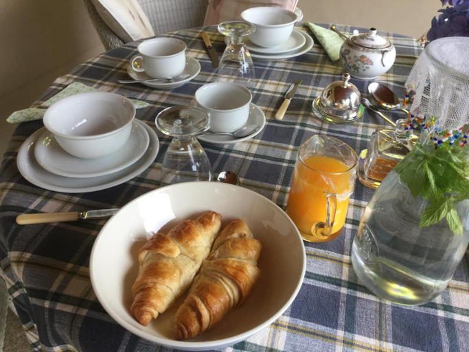 Food & Drinks 4, Dwynant - A Room with a View, Carmarthenshire