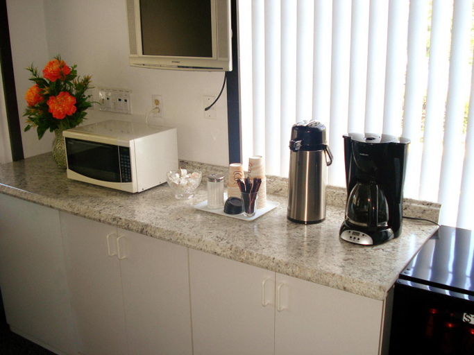 Others 4, Guestlodge, Barnstable