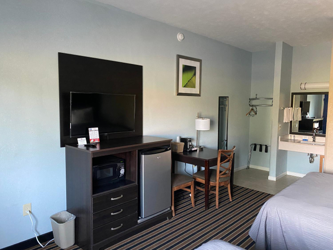 Bedroom 3, Rodeway Inn Ludington, Mason