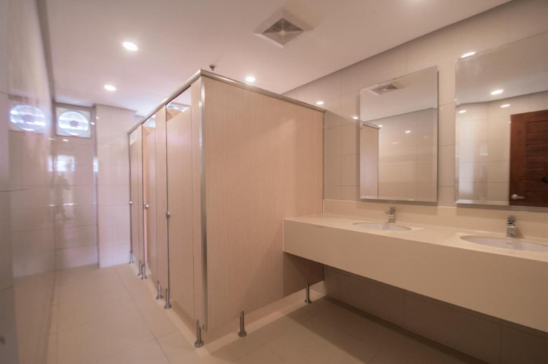 Bathroom 5, Shore Time Dormitel, Malay
