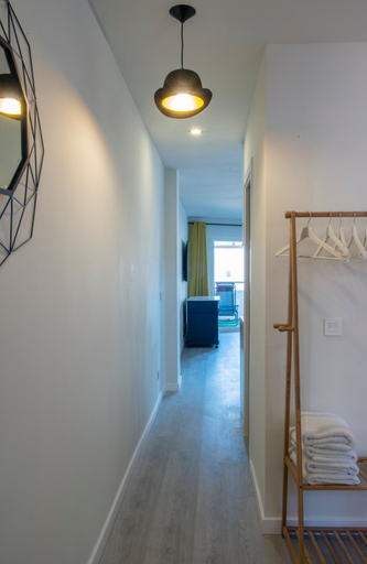Facilities 2, La chica de la perla, Málaga