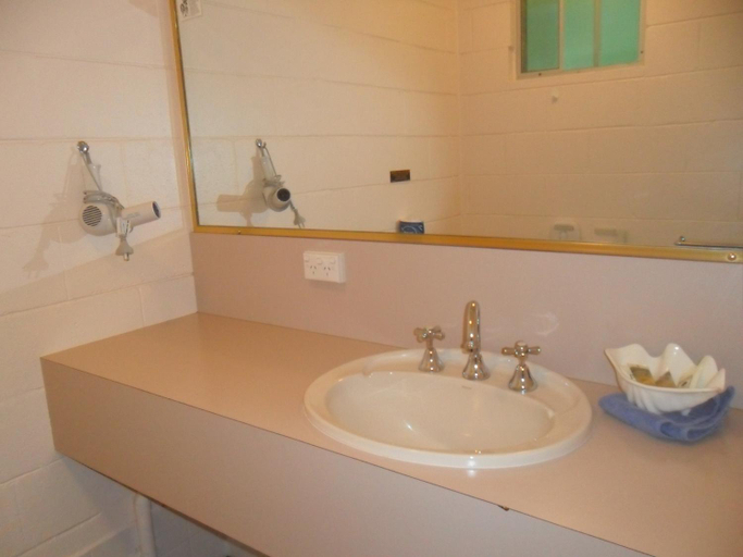 Bathroom 3, Moruya Motel, Eurobodalla